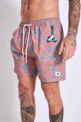 Short de baño celeste con estampado de gaviotas en negro y etiqueta con logo en la pierna.