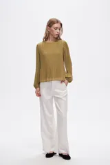 Blusa color verde oliva de poliéster con textura plisada, corte holgado, cuello redondo y mangas largas con puños elásticos.