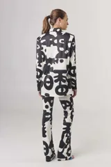 Blazer con estampado abstracto en blanco y negro, con solapas de muesca, cierre con dos botones y corte recto.