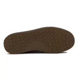 Zapatillas urbanas negras con detalle de una franja blanca en el lateral y suela marrón.