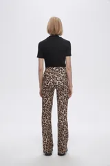 Calza acampanada con estampado animal print de leopardo en tonos marrones.