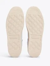 Zapatillas Tommy Hilfiger de cuero sintético color celeste con detalles en blanco y suela color crema. Presentan el logo de la marca bordado en el lateral y detalles distintivos en el talón.