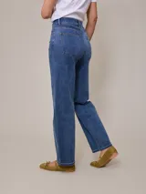 Pantalón de jean azul de corte recto, con tiro alto y bolsillos delanteros y traseros. Confeccionado en denim con elastano.