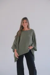 Blusa verde militar de lino, de corte amplio y mangas 3/4.