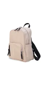 Mochila negra de nylon con cierre principal y dos bolsillos frontales con cierre.