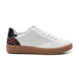 Championes blancos de cuero sintético con suela marrón y detalle de animal print en el talón.