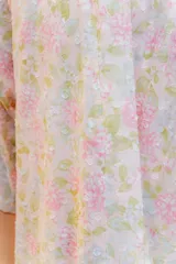 Bata kimono corta con estampado de hortensias en tonos rosados y verdes.