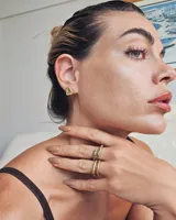 Anillo abierto de bronce con diseño texturizado.