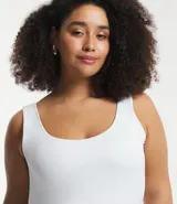 Musculosa blanca de poliamida con breteles anchos y escote en U.