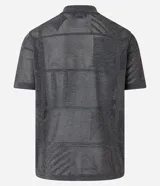 Camisa de punto gris con cuello inglés, mangas cortas, abotonadura frontal y textura geométrica.