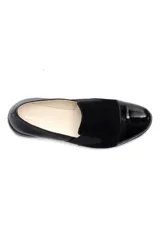 Zapato de cuero negro con elástico y taco medio, ideal para uso diario.