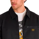 Chaqueta Caterpillar negra con cierre frontal, cuello clásico y bolsillo con cierre en el pecho izquierdo. Forro estampado con el logo de Caterpillar y bolsillo interior.