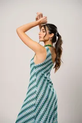 Vestido corto con estampado geométrico en tonos celeste, azul y verde. Diseño de un solo hombro.