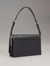 Cartera de hombro Calvin Klein color negro con monograma CK en toda la superficie y logo metálico plateado en el frente.