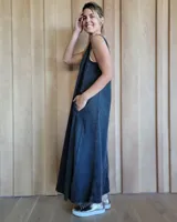 Vestido largo de denim celeste, con escote en V y corte holgado.
