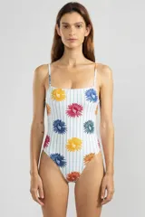 Traje de baño enterizo blanco con estampado de flores de colores y rayas verticales celestes.