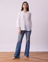 Blusa blanca de gasa bambula, marca Ruby Rd. Cuello a la base y escote en V. Manga ¾ amplia, con aplique en crochet.