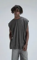 Sudadera sin mangas de cuello redondo, color gris oscuro, confeccionada en tejido de hilo liviano con textura acanalada y recortes superpuestos que crean un efecto de relieve asimétrico.