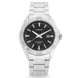 Reloj Casio plateado con esfera negra, agujas y marcadores plateados, indicador de fecha y pulsera de acero inoxidable.