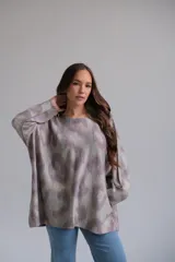 Sweater oversized de cuello redondo, manga larga caída y estampado animal abstracto en tonos verde y gris.