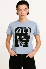 Remera blanca de algodón con estampado de flores azules y naranjas, de corte clásico y cuello redondo.