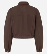 Campera color crudo confeccionada en sarga, de corte recto, con cuello inglés, abotonadura frontal, bolsillos en el pecho y mangas largas.