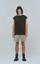 Sudadera color óxido con efecto gastado, de manga corta y corte oversize. Presenta recortes en el delantero y las mangas.