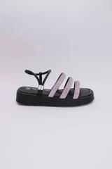 Sandalias negras con plataforma y tres tiras horizontales con apliques brillantes.