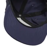 Gorro negro con visera roja y logo de Etnies bordado en blanco en el frente.