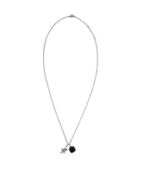 Collar plateado con cadena de eslabones finos y dije con piedra negra y estrella.