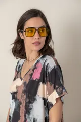 Remera italiana estampada con escote en V y mangas cortas.