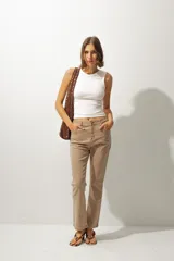 Pantalón de jean de corte recto color beige.