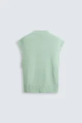 Chaleco tejido de punto color verde menta, con cuello en V y sisas amplias.