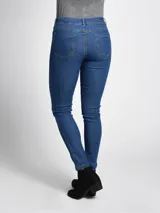 Pantalón chupín de jean color azul claro.