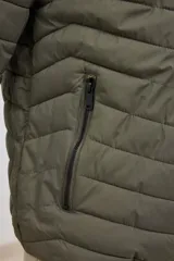 Campera capitoneada liviana color azul marino, con cuello alto y dos bolsillos exteriores con cierre. Interior del cuello a contratono.