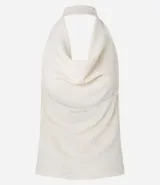 Blusa color crema de tela texturizada, con espalda abierta y escote drapeado.