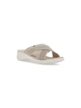 Sandalia beige con plataforma baja, capellada textil con diseño de red y tiras cruzadas.