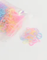 Set de 100 gomitas de silicona multicolor en estuche transparente.