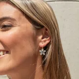 Aros colgantes de plata 925 con forma de flor, formados por cinco piedras de la luna.