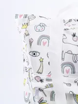 Mochila blanca con estampado de unicornios, arcoíris, corazones y otros motivos infantiles. Tiene doble asa de mano y tiras de mochila ajustables.
