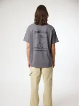 Canguro azul con capucha y bolsillo tipo canguro con solapa.