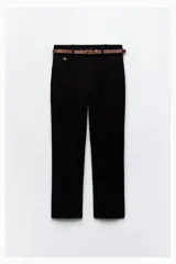 Pantalón de vestir color beige, de tiro alto y corte recto. Incluye cinturón marrón con hebilla metálica. Presenta bolsillos laterales y falsos bolsillos traseros de doble vivo. Cierre frontal con cremallera, botón interior y gancho oculto.