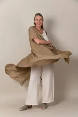 Túnica larga color beige de doble gasa con bolsillos delanteros.