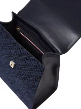 Mochila Tommy Hilfiger azul con monograma TH en jacquard, asa superior, cierre de solapa, compartimento principal, correas ajustables y logo metalizado en la parte delantera. Fabricada en poliéster reciclado.