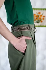 Pantalón pinzado color verde con tiro medio/alto, confeccionado en gabardina elastizada de algodón.