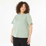 Remera verde claro de manga corta con detalle de macramé en las mangas. Tiene cuello redondo y corte holgado.