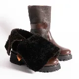 Bota de cuero color marrón con interior de piel sintética, caña media con hebilla lateral y suela de goma track.