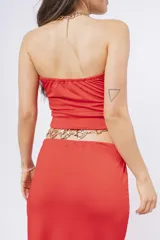 Top strapless color rojo, con corte crop y confeccionado en tejido de punto elástico.