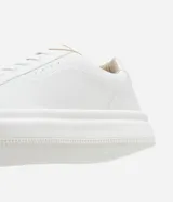 Championes blancos de cuero sintético con cordones y suela gruesa.