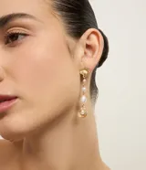 Aros largos dorados con dije de caracol y perlas sintéticas colgantes. Cierre con tornillo.